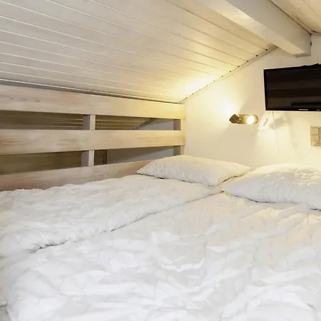 4 Person In Aeroskobing-by Traum *